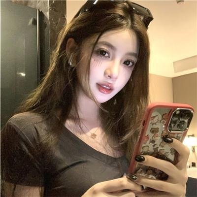 穿条纹衣的男孩